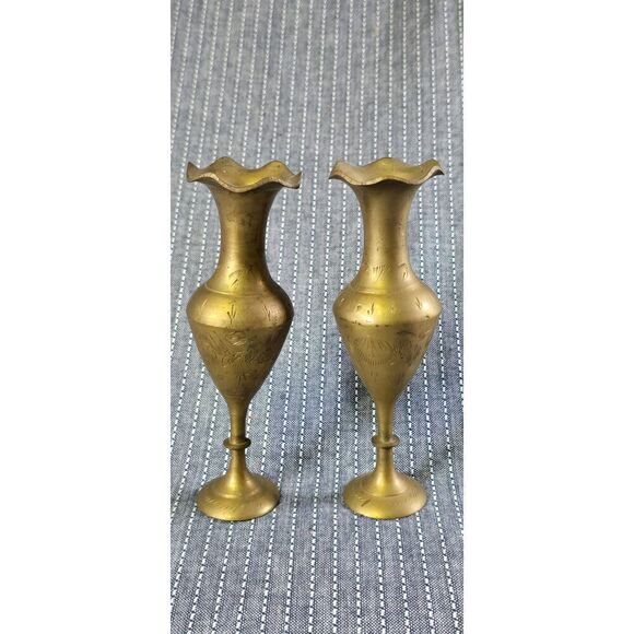 Two Vintage Brass Vases with etched floral and foliage patterns - Picture 3 of 7